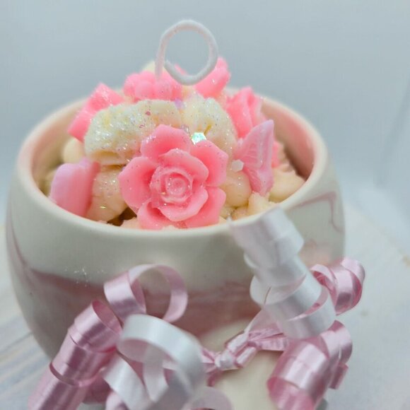 Hand-Poured Soy Candle ✦ Pink Marbled Ceramic Mug ✦ Orchid Ylang-Ylang Orange - Picture 4 of 10